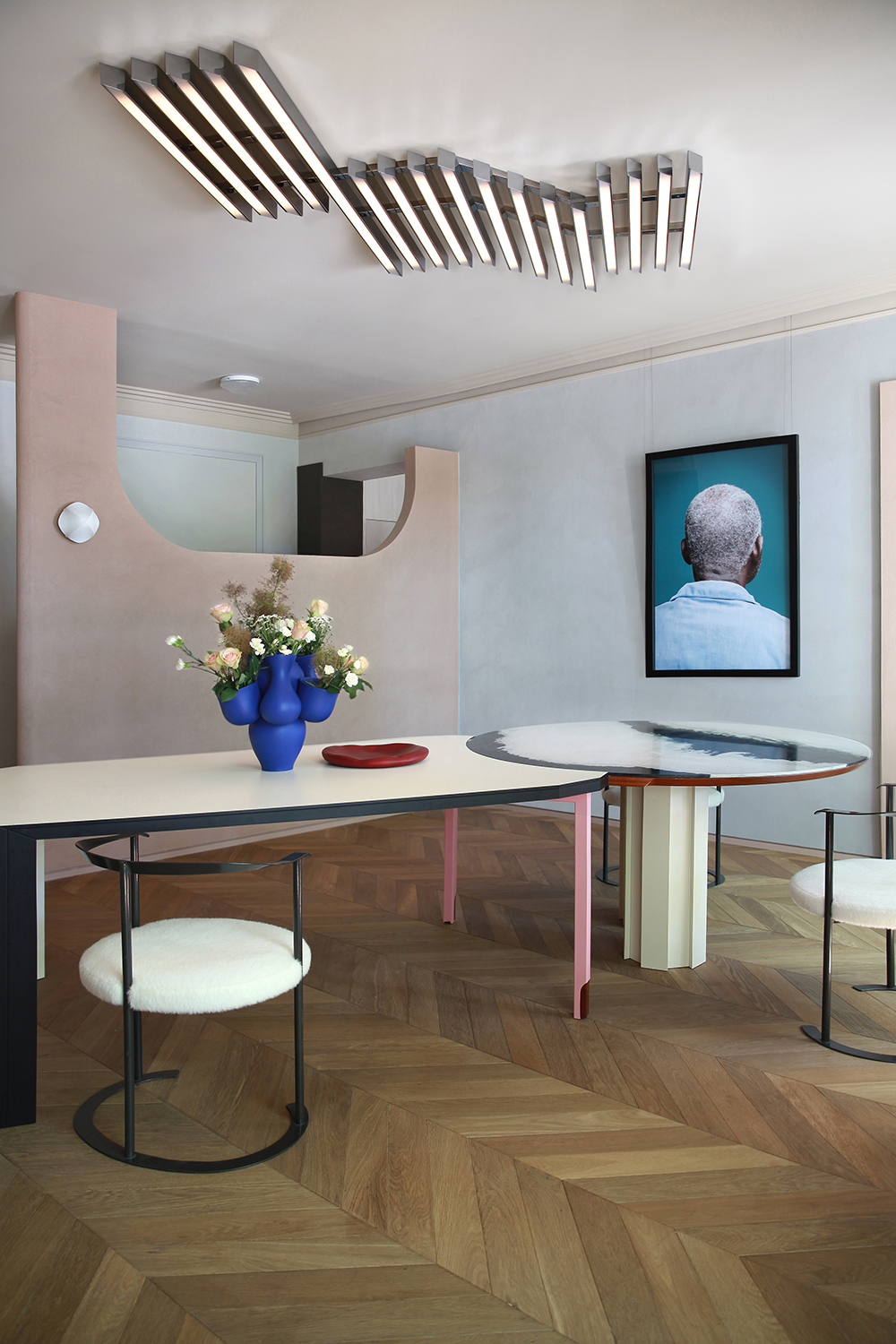 Appartement parisien décoré Marcante Testa interieur table