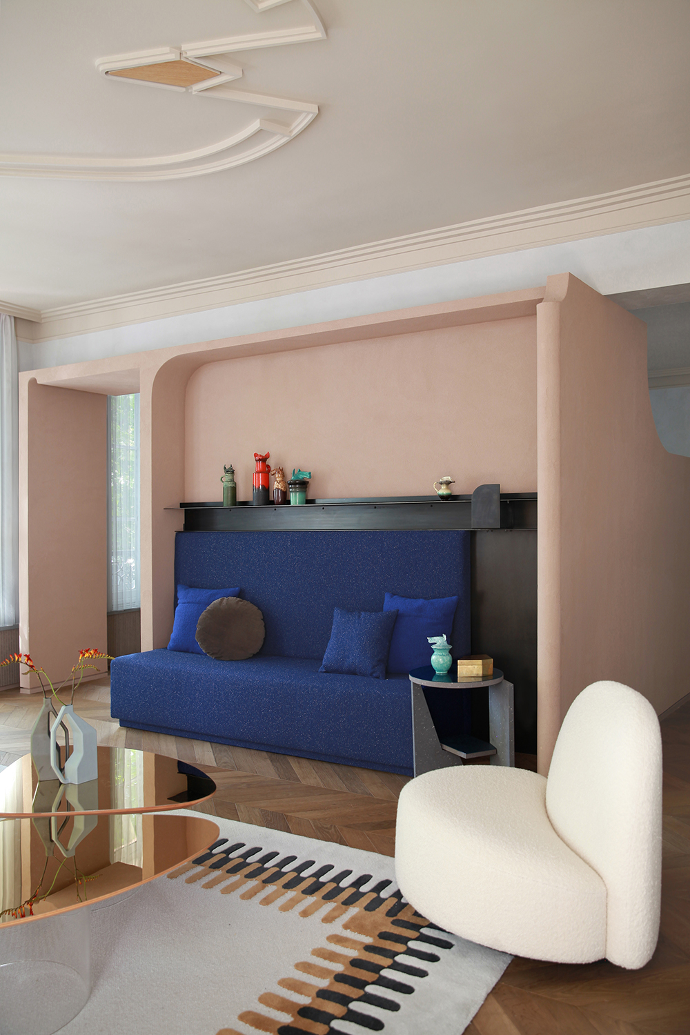 Appartement parisien décoré Marcante Testa canapé bleu siège blanc