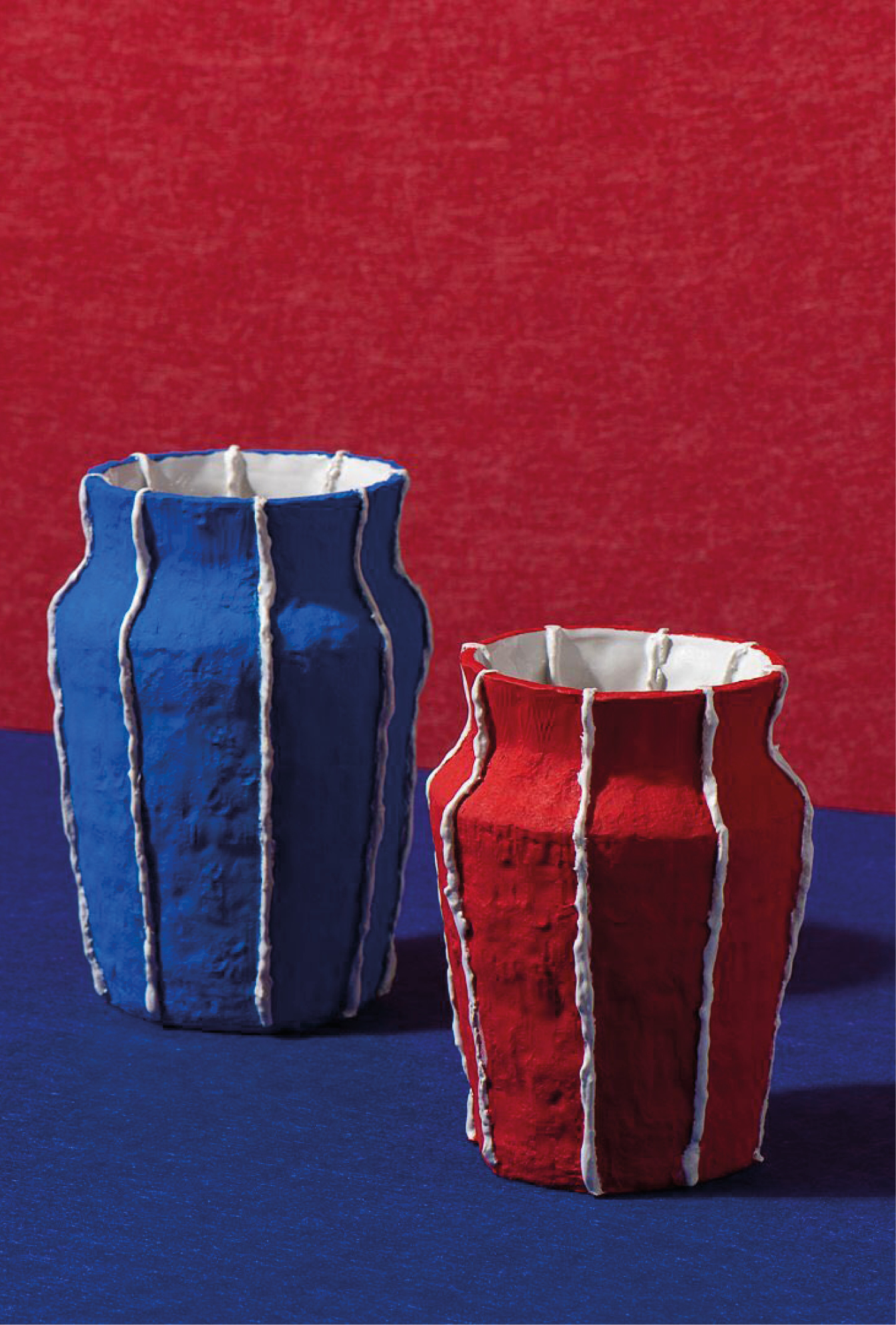 céramiques Lucy Tolan vases rouges et bleu