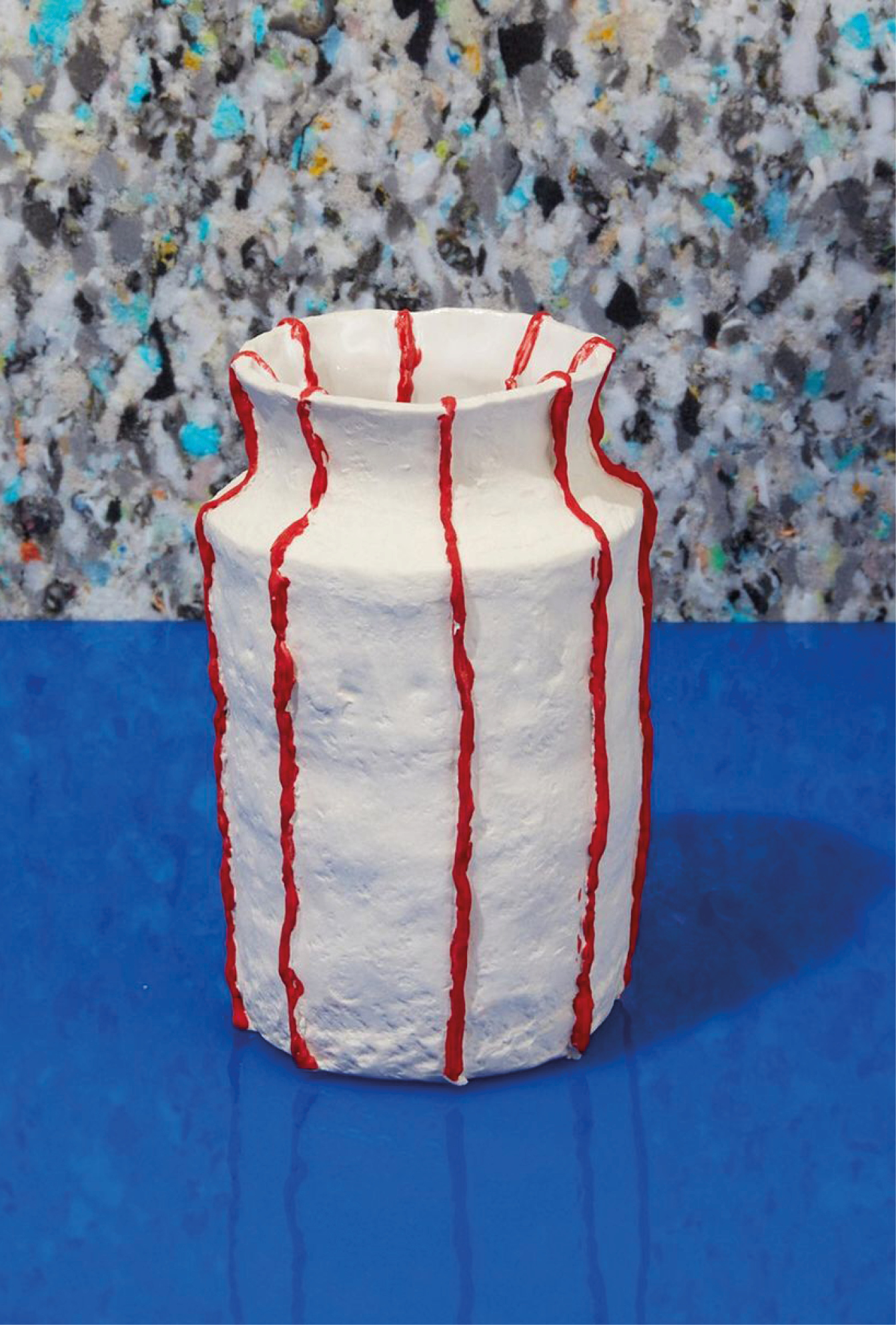 céramiques Lucy Tolan vase rayé blanc rouge