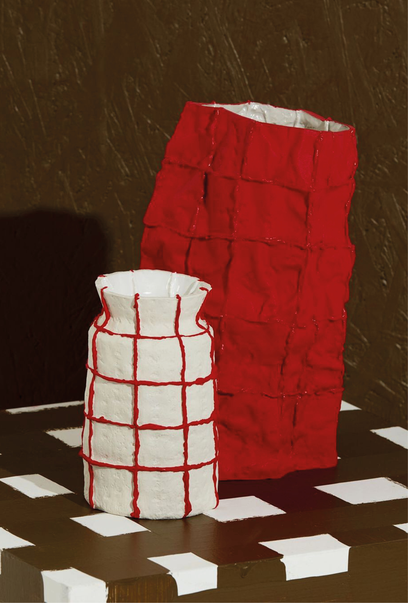 céramiques Lucy Tolan quadrillage rouge et blanc et vase rouge