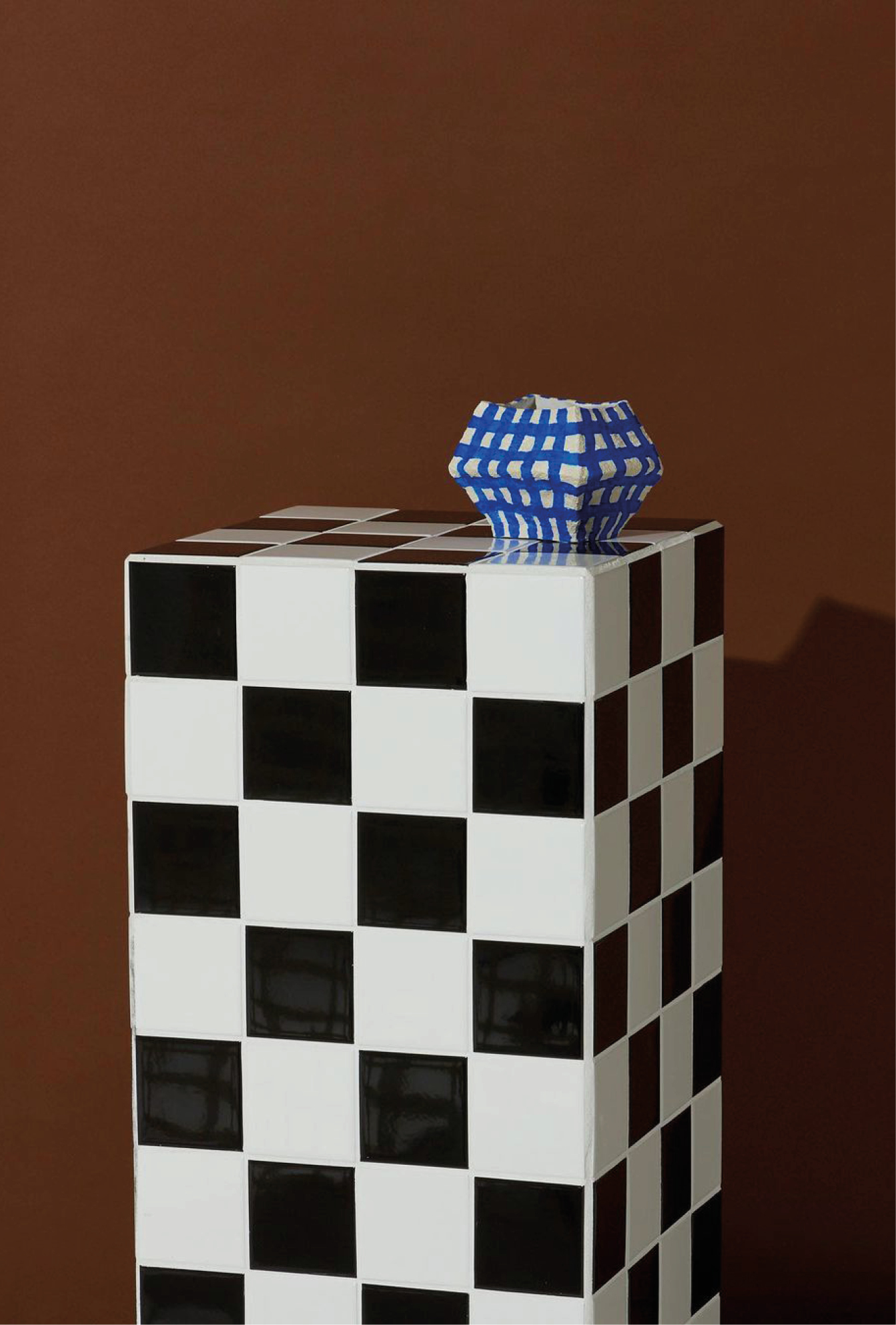présentoir carrelage noir et blanc vase quadrillage bleu et blanc