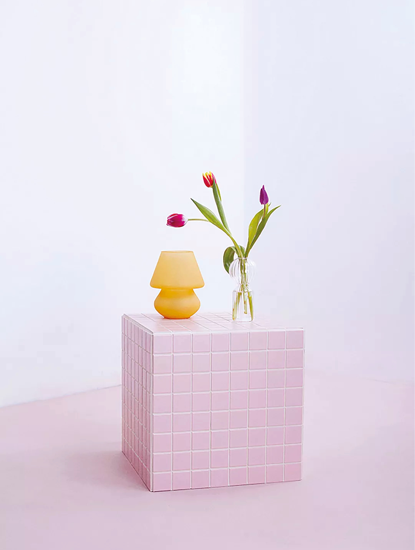 cube rose carrelage fleur et lampe