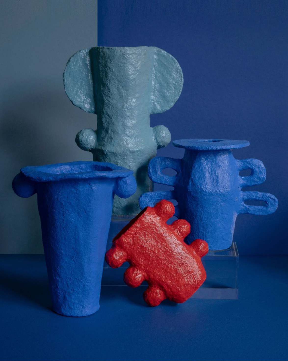 Collection vase papier mâché bleu rouge formes