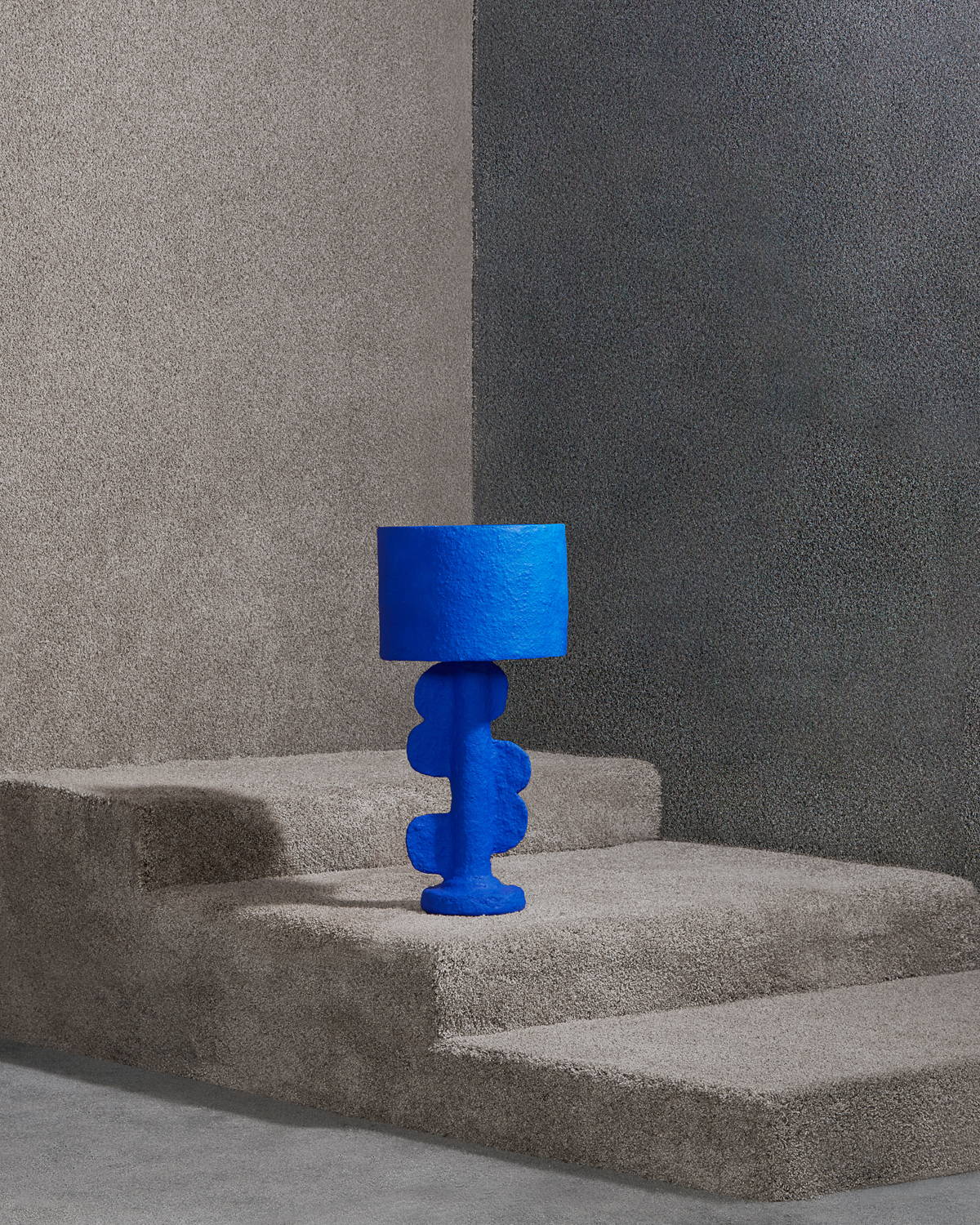 lampe bleu fond béton Sarah Murphy © Cydney Cossette