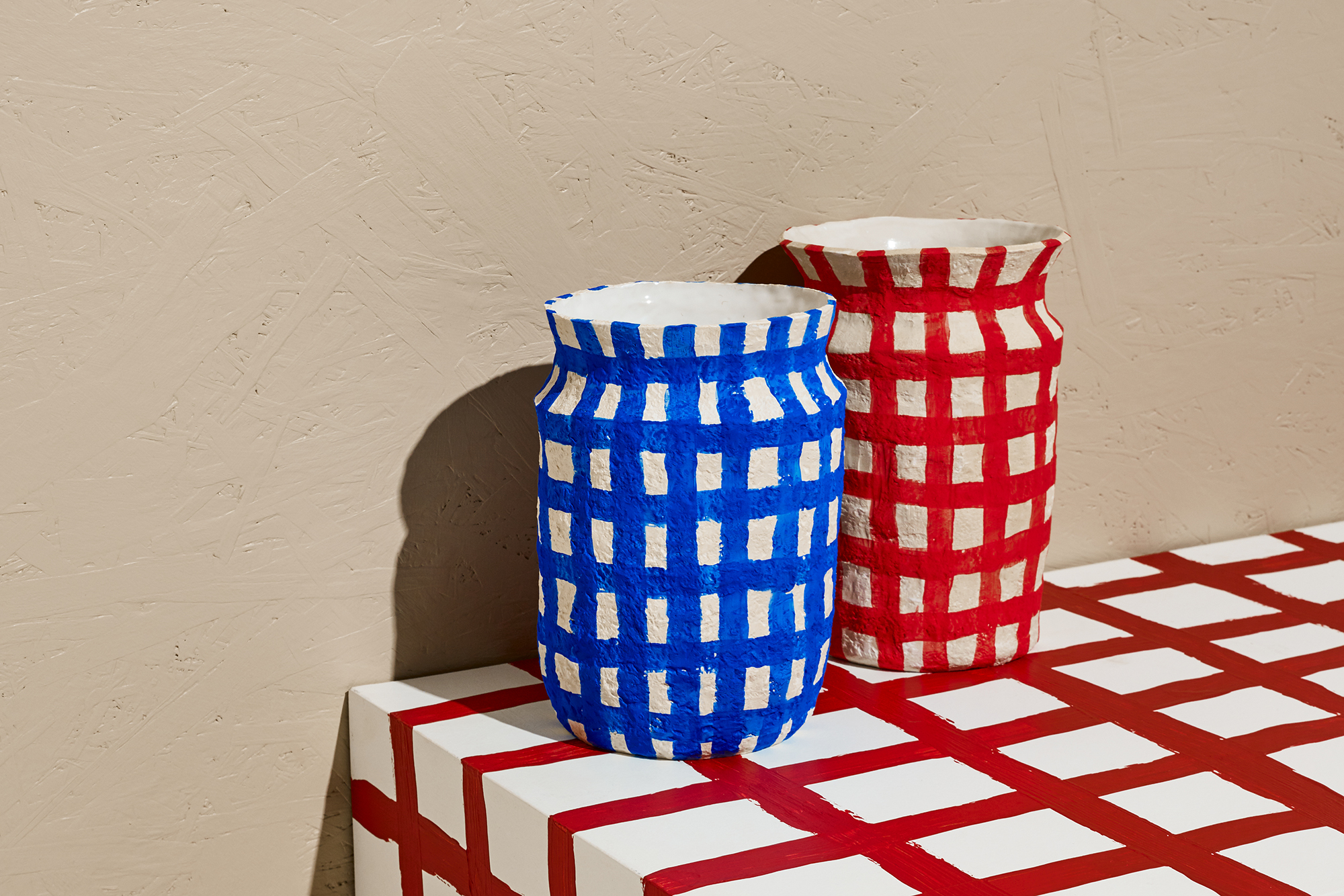 céramiques Lucy Tolan vases quadrillages bleu et rouges