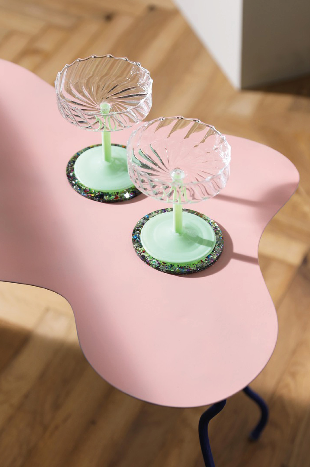 Verres à pied vert pastel &amp klevering sur table forme arrondie rose