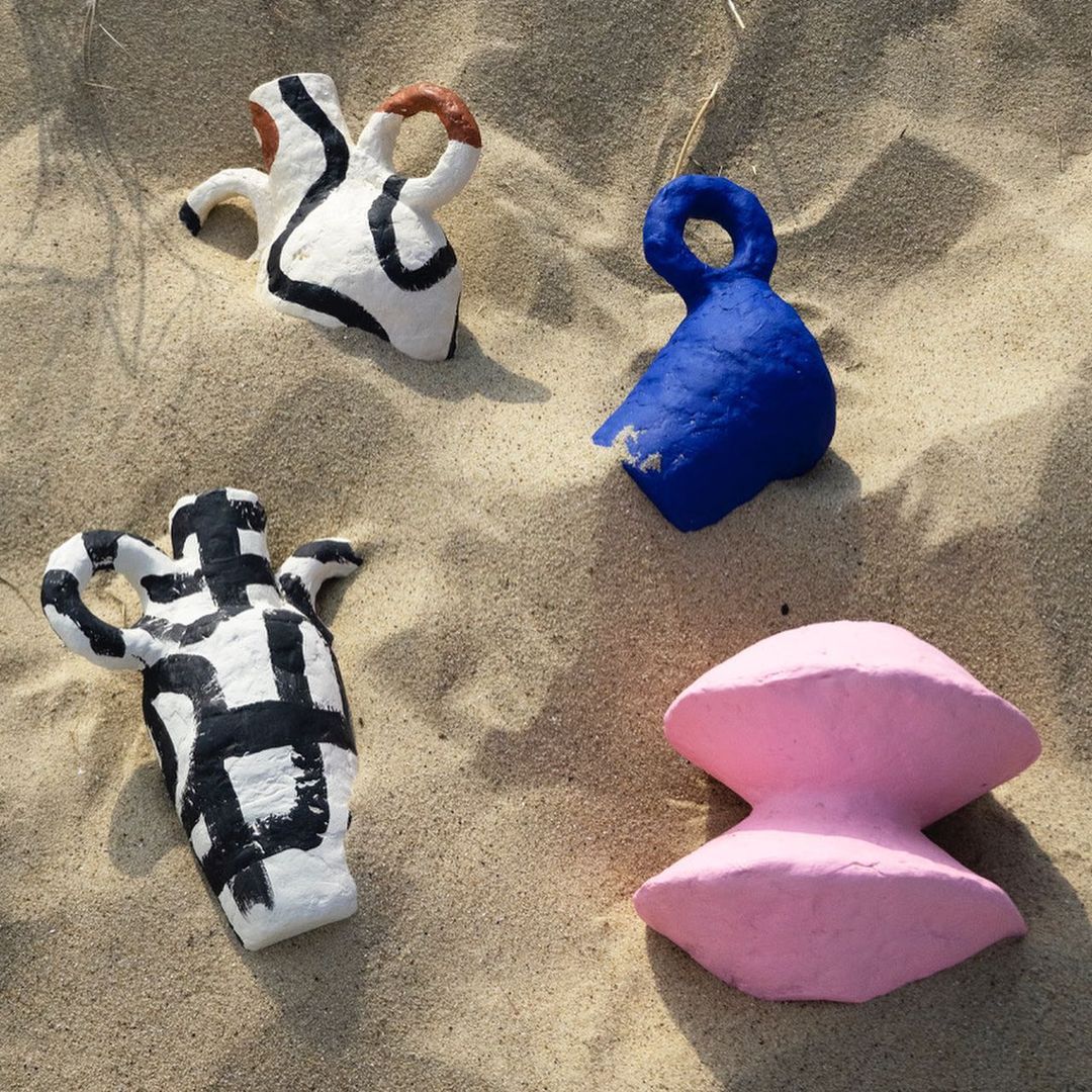 collection vase papier mâché couleurs dans sable