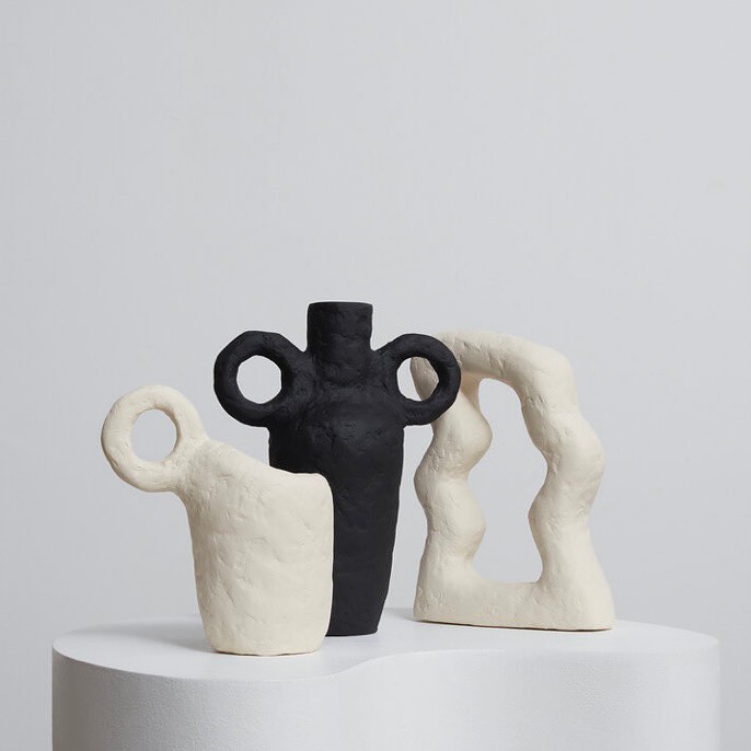 vase papier mâché forme arrondie blanc noir © Jacqueline de la Fuente @delajardin
