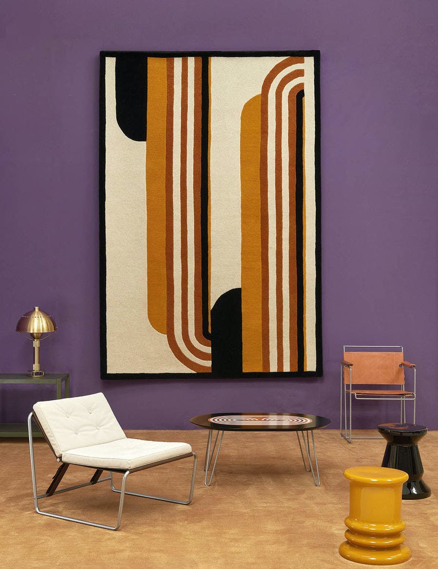 exposition monoprix chaise tableau mur violet