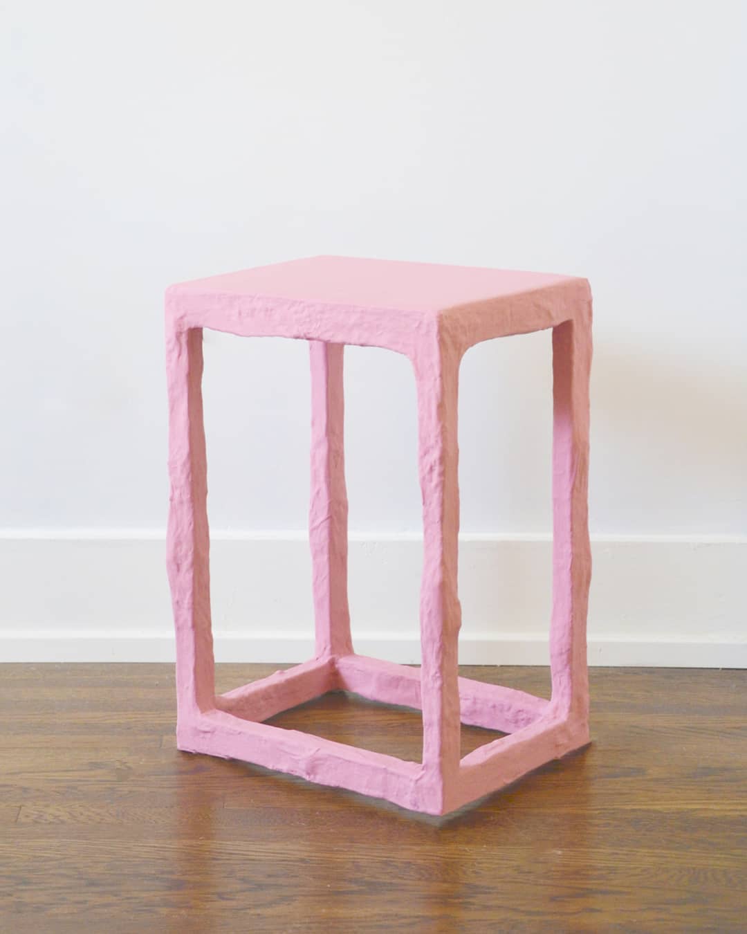 © Polina Miliou table papier mâché rose ajourée