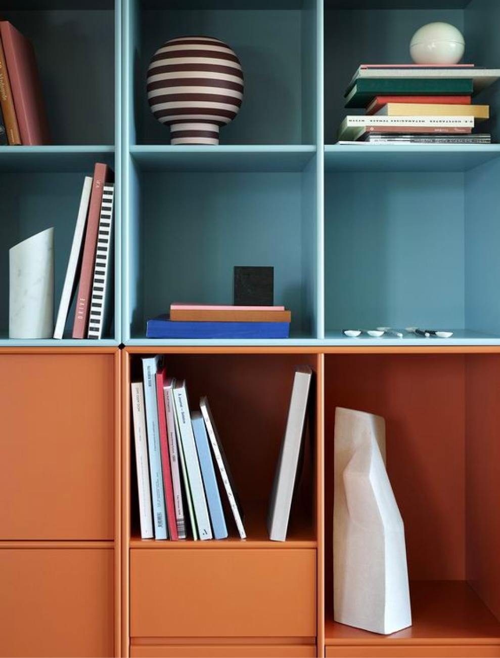 bibliothèque orange et bleu © Montana Furniture