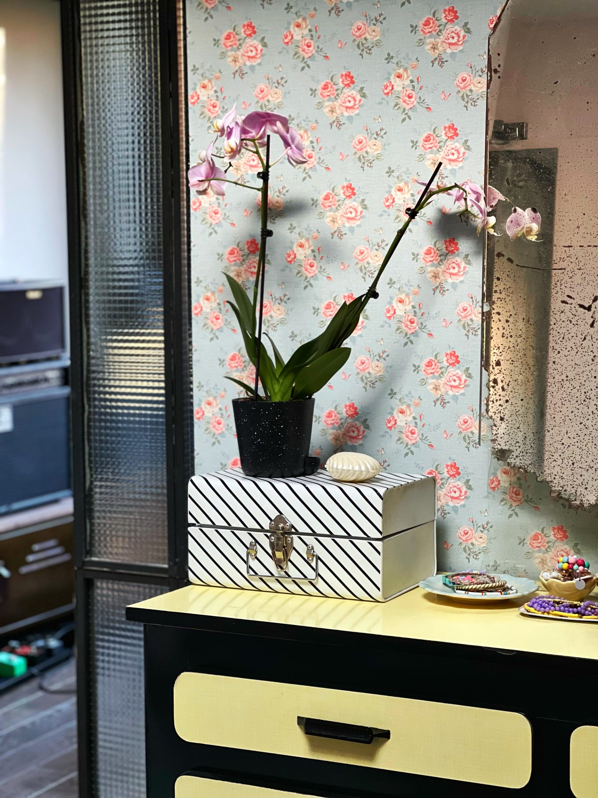 détail orchidées sur boite rayée papier peint fleurs