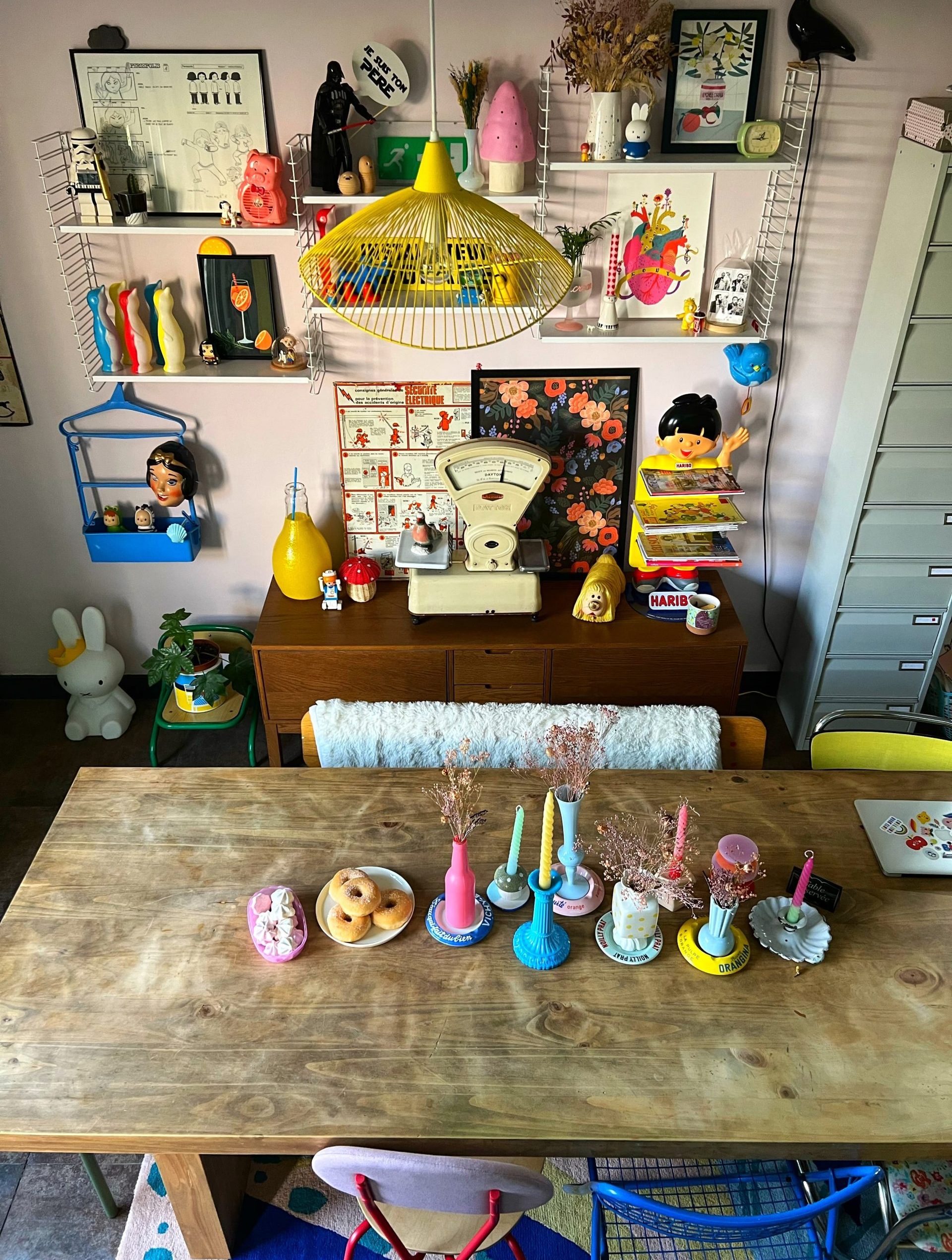 table bois bougies colorées commode objets décoration
