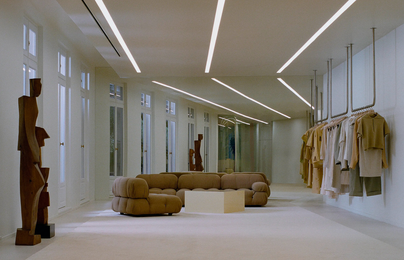bureaux jacquemus - vue d'ensemble showroom grand canapé et portant vêtements