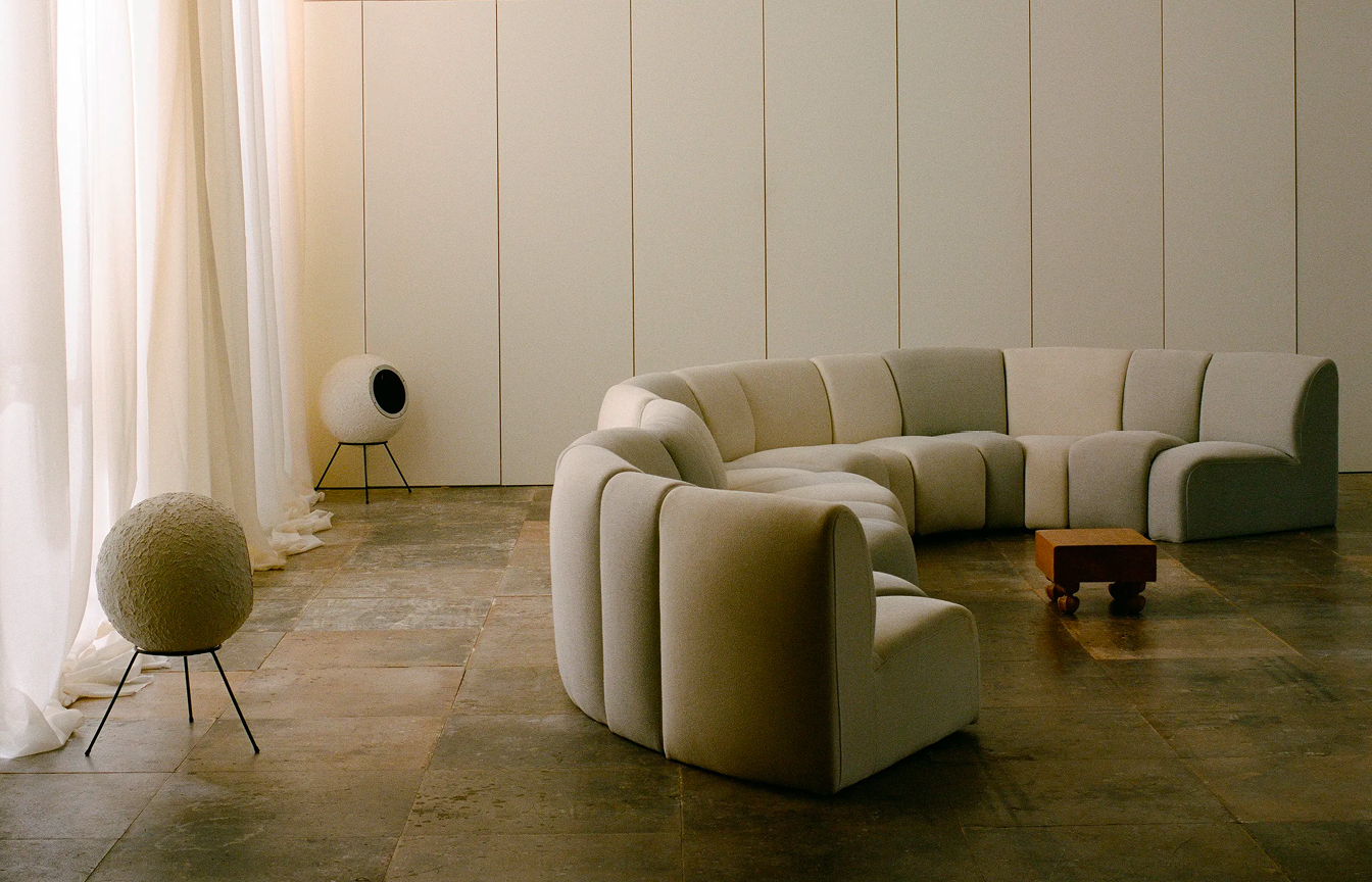 bureaux Jacquemus - espace détente grand canapé tons blancs