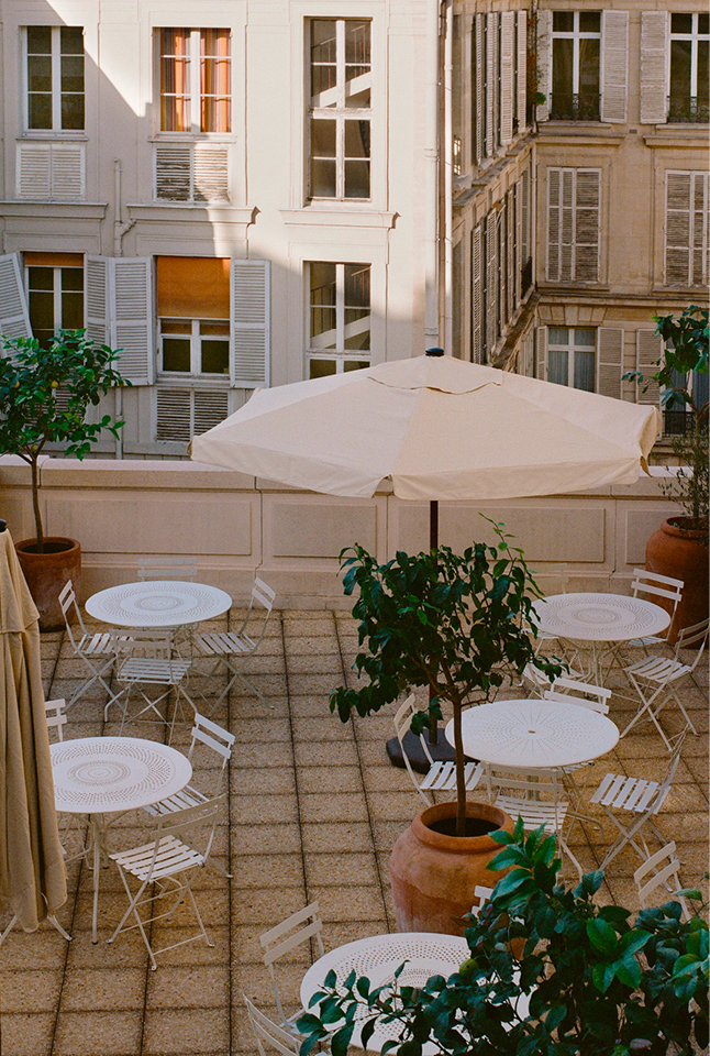 bureaux Jacquemus - terrasse parasol