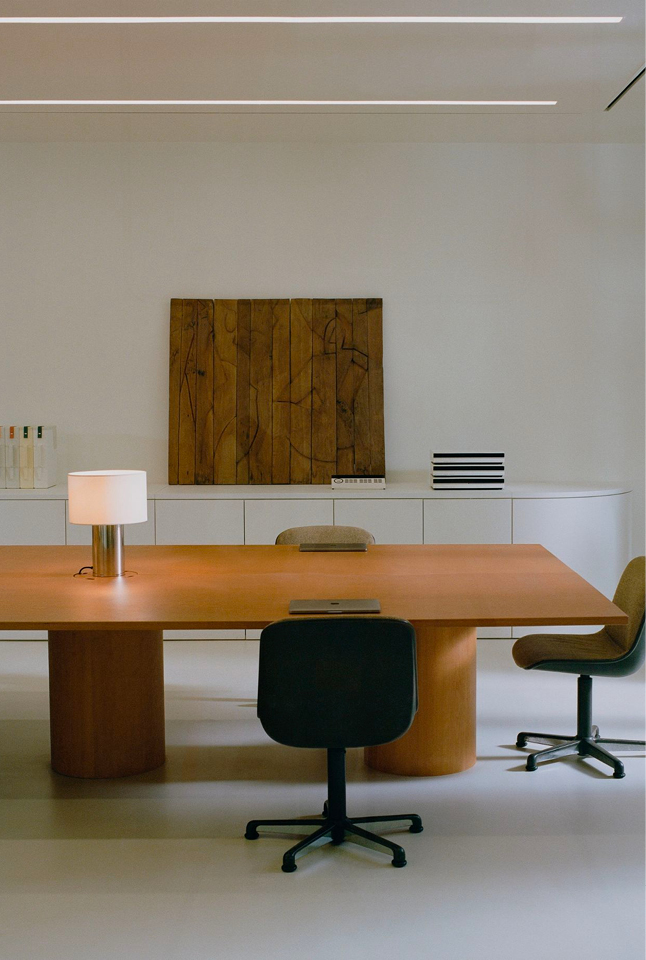 bureaux jacquemus - détail bureau bois lampe chaise noire