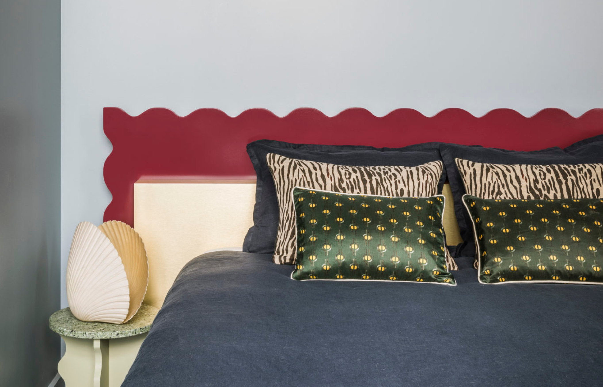 Mini Hôtel Rue du Bac par Batiik Studio - vue lit tête de lit ondulée