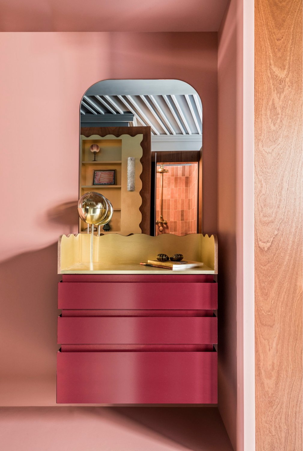 Mini Hôtel Rue du Bac par Batiik Studio - meuble salle de bain rose miroir