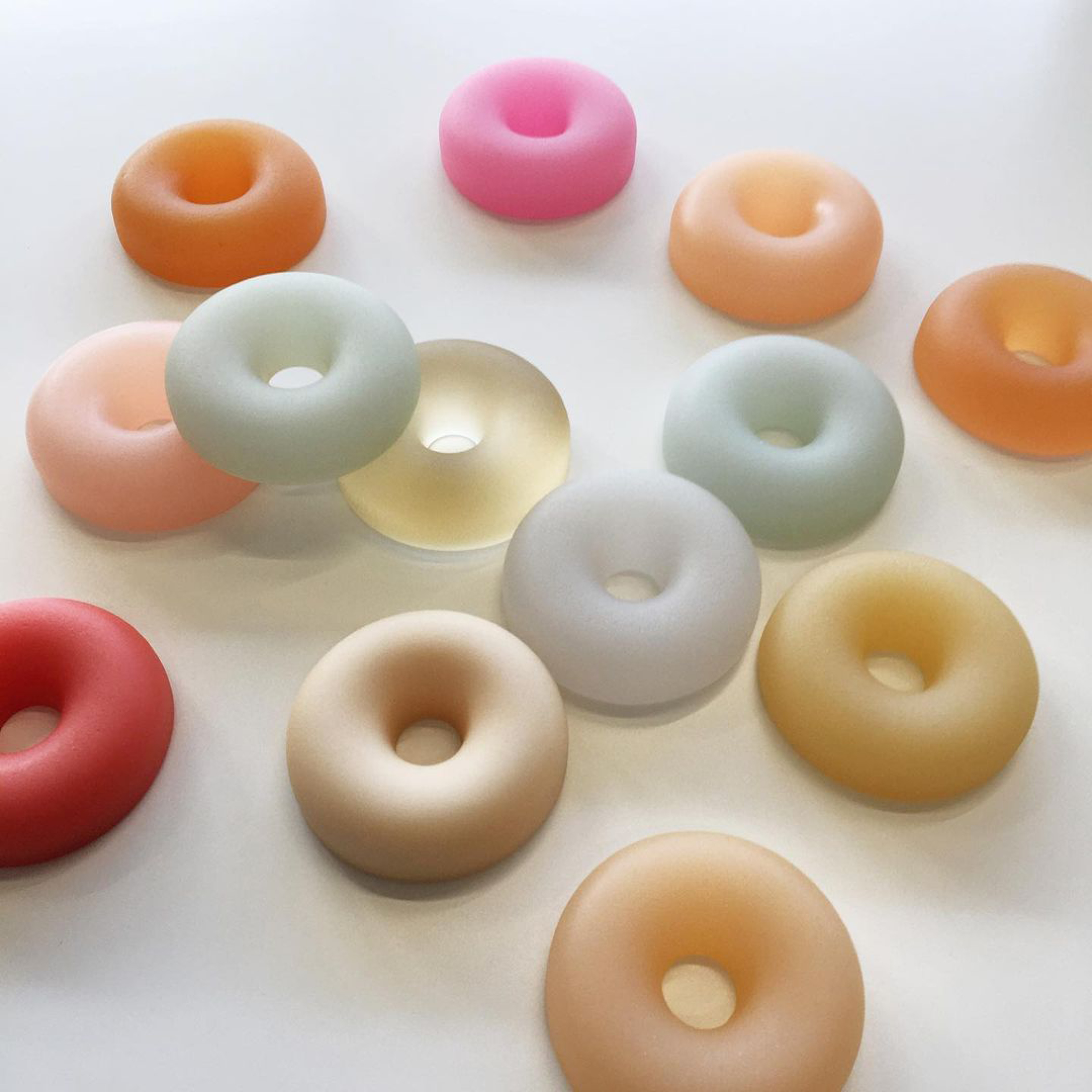 Sabine Marcelis Donuts colorés