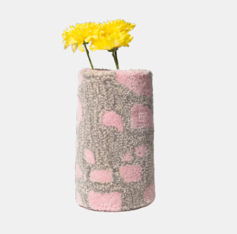 Vase tufté d'Ugly Rugly détails roses gris