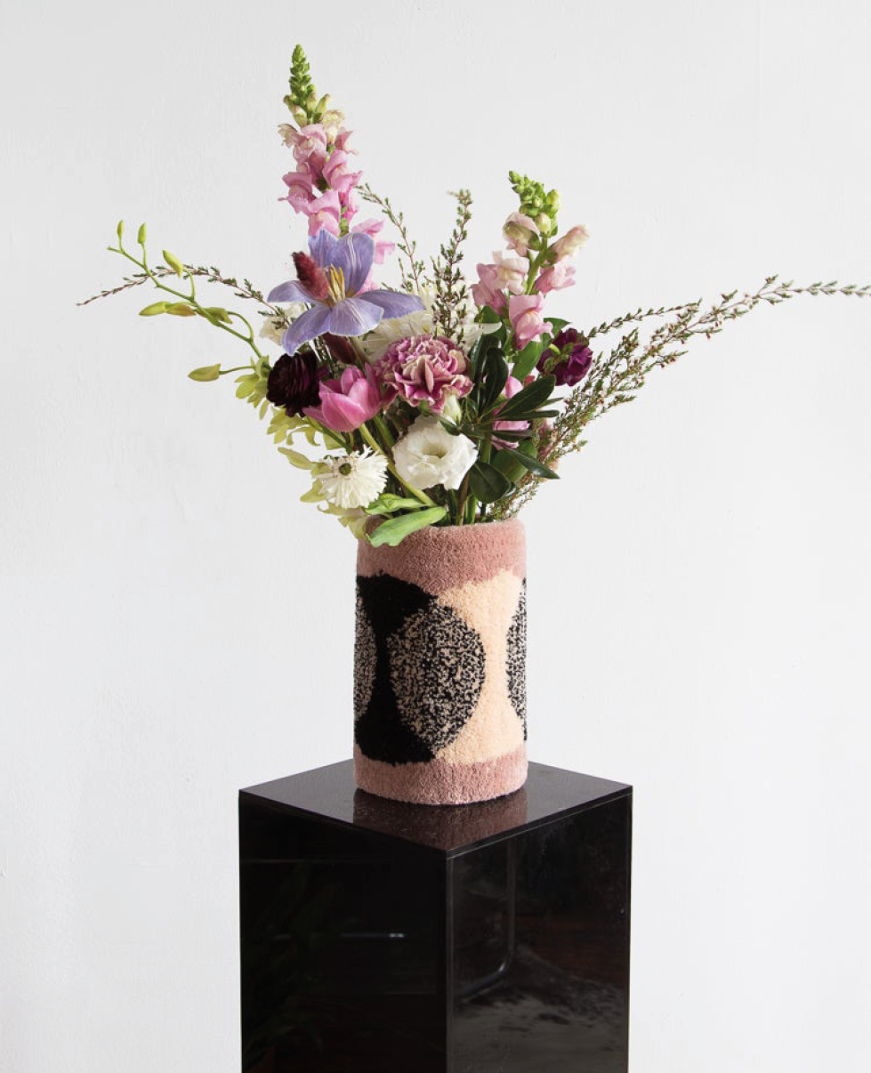 Vase tufté Ugly Rugly rose fleurs
