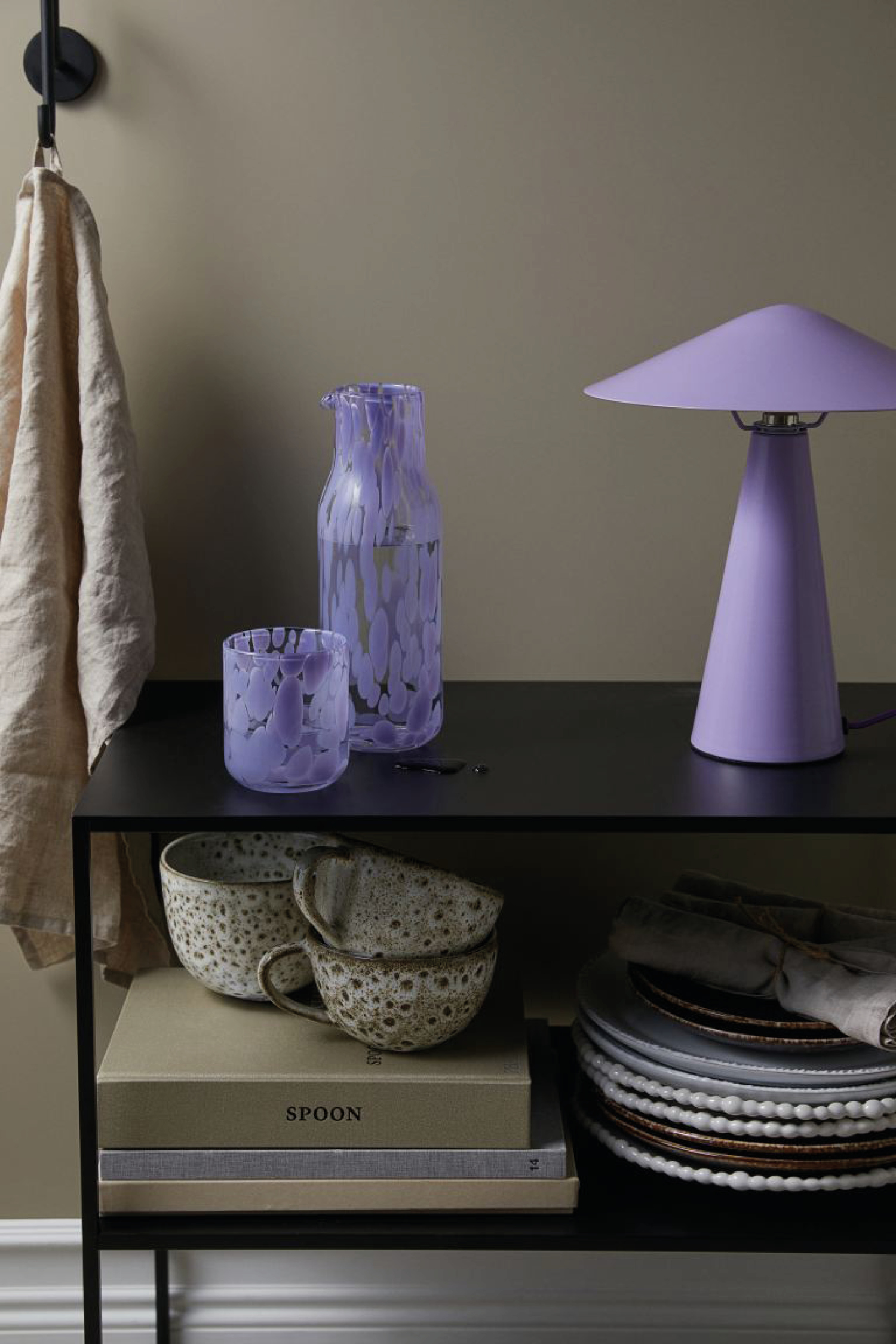 vase tacheté et lampe - Very Peri © H&M