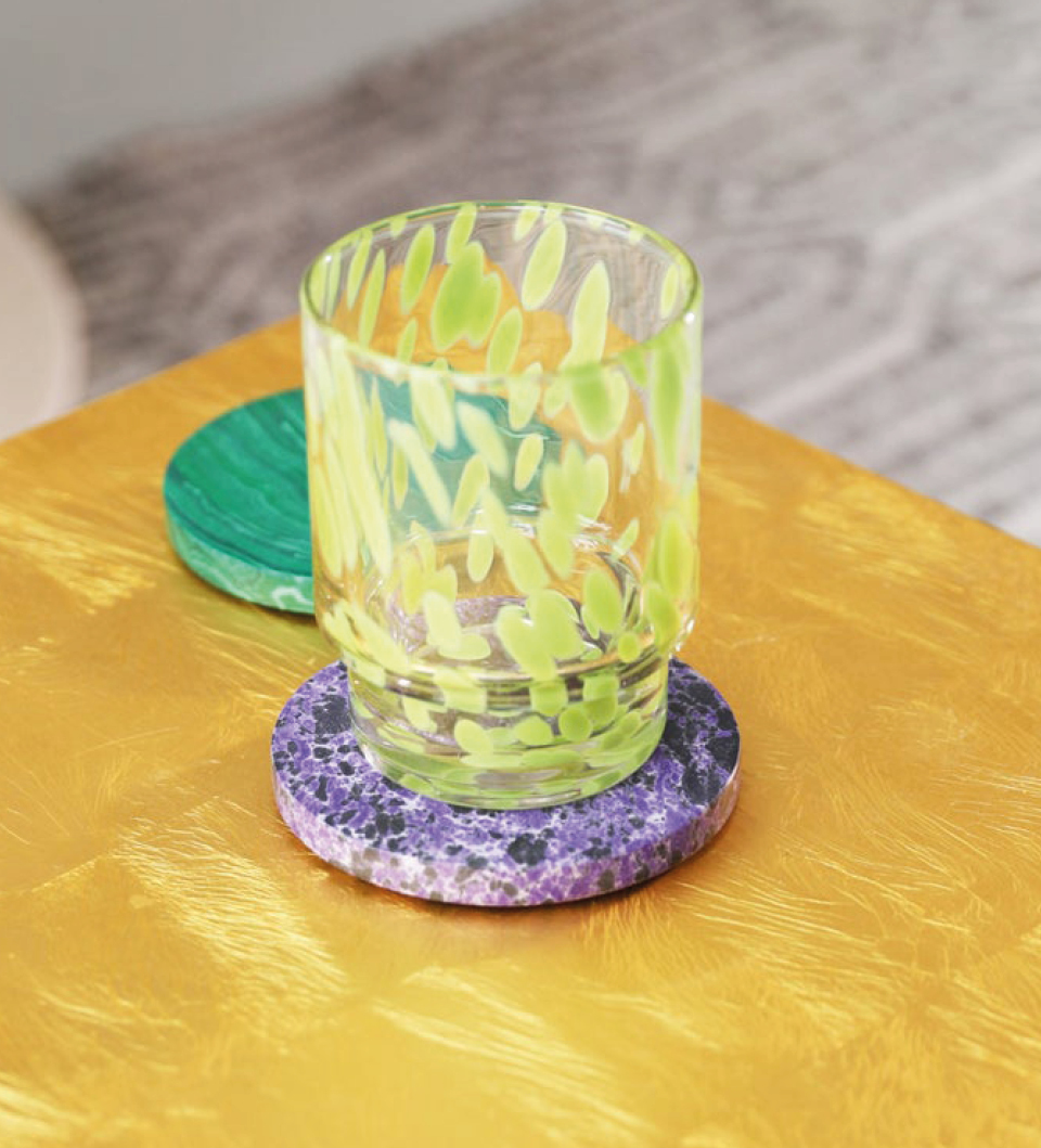 Une pluie de confettis s'abat sur la décoration