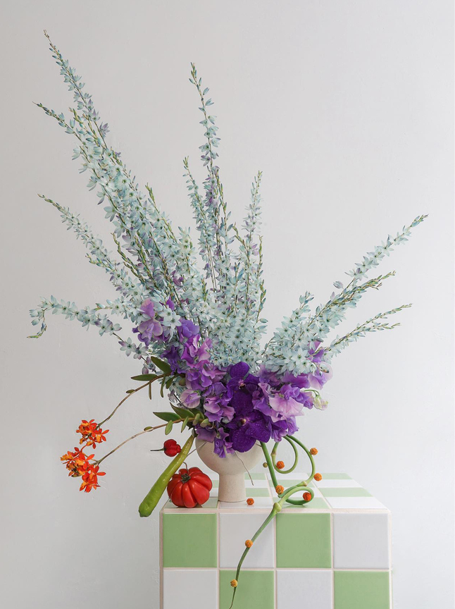 Hattie Molloy vase présentoir carrelage fleur exubérantes bleu violette