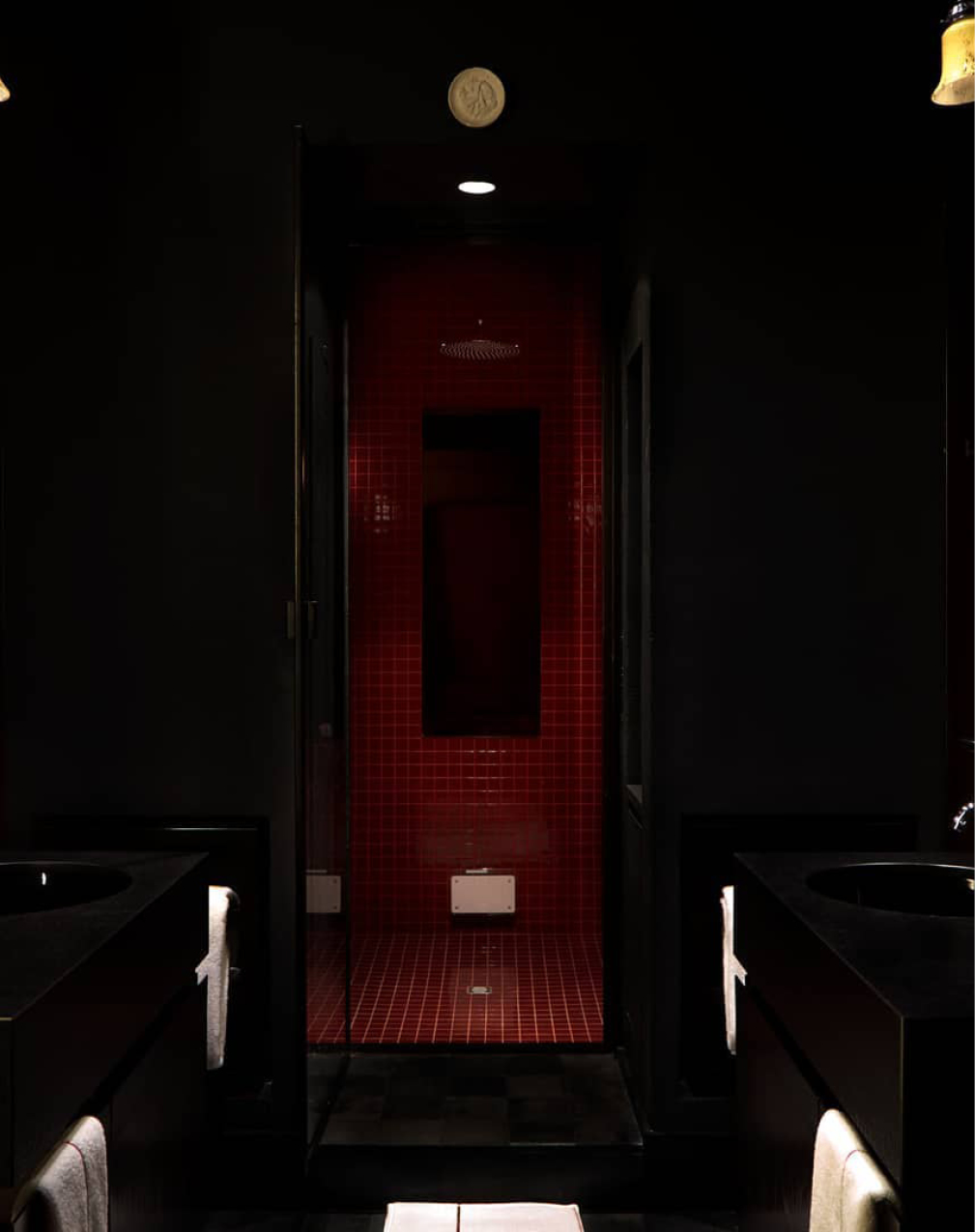 Hôtel Sinner Paris - vue salle de bain rouge ambiance sombre