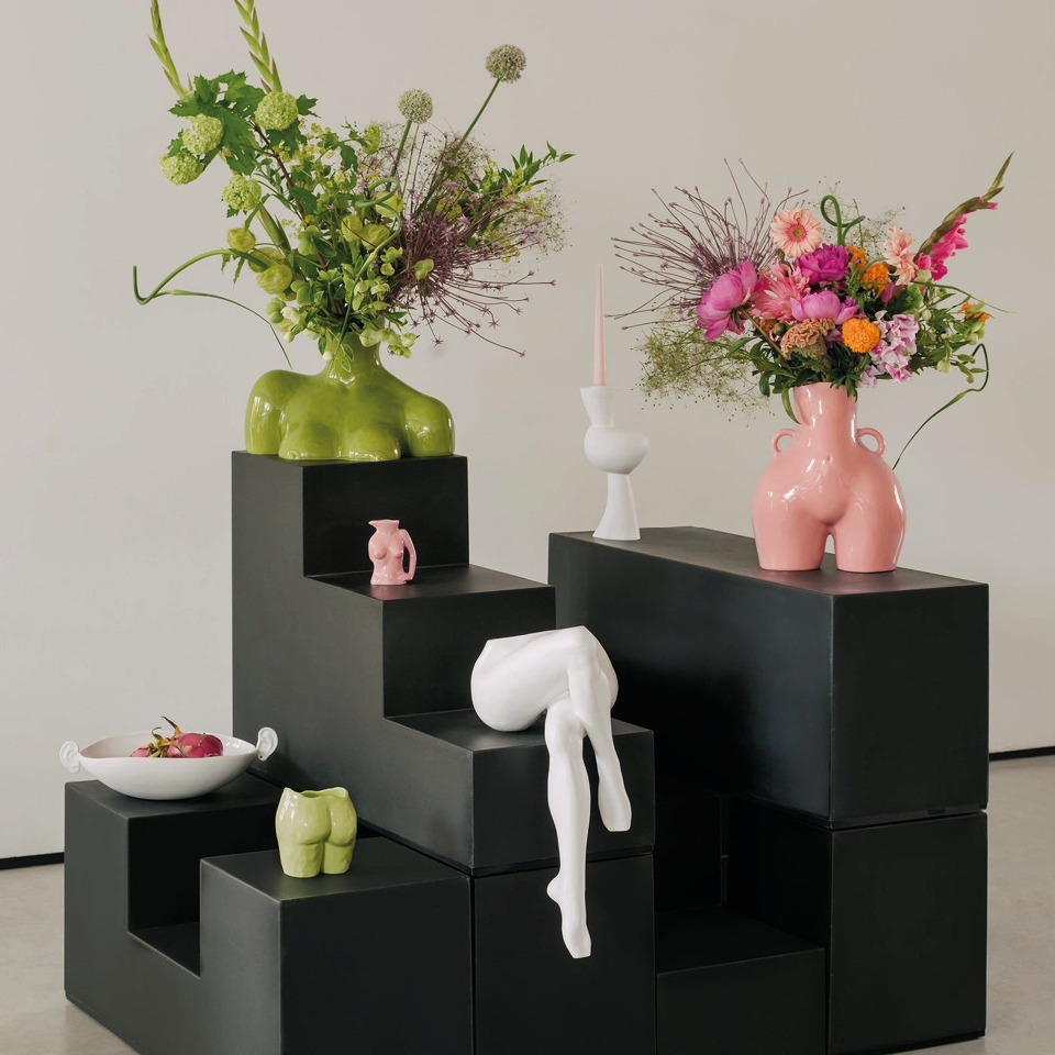 collection vase corps buste jambes disposées sur blocs noirs