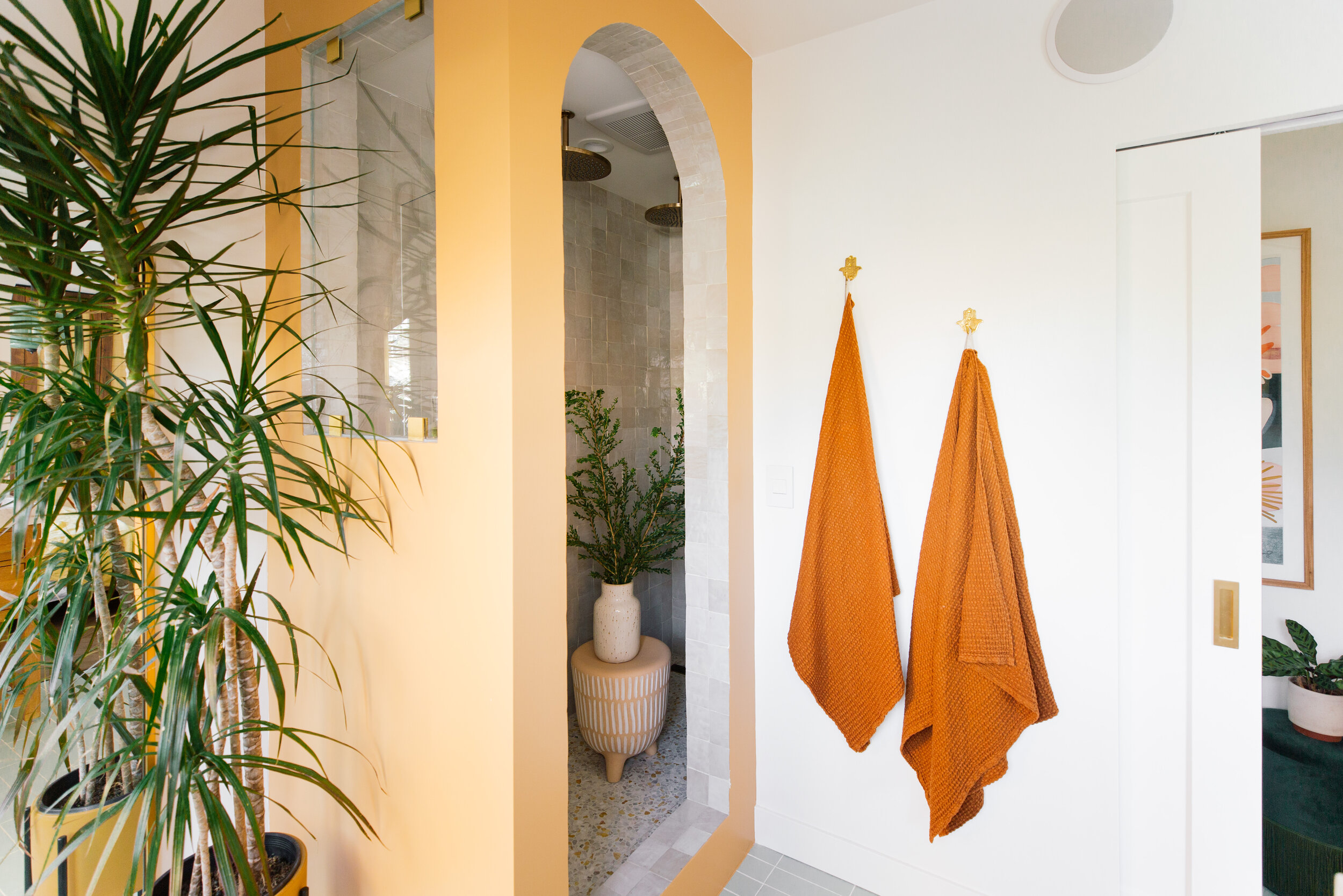 Dabito - salle de bain jaune serviette orange