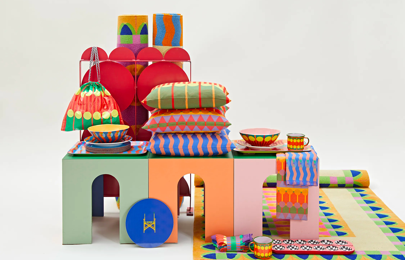 Yinka Ilori - installation coussins tapis tables couleurs et formes pops