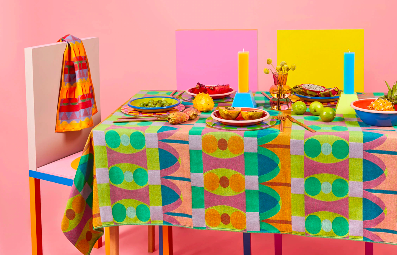Yinka Ilori - table fournie couleur pop