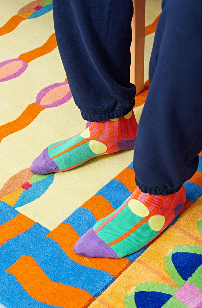 Yinka Ilori - détail chaussettes sur tapis coloré